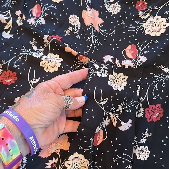 Torrid Plus Size 1 Top Black Floral Pattern Short Sleeves High Low Pleat - Picture 9 of 10